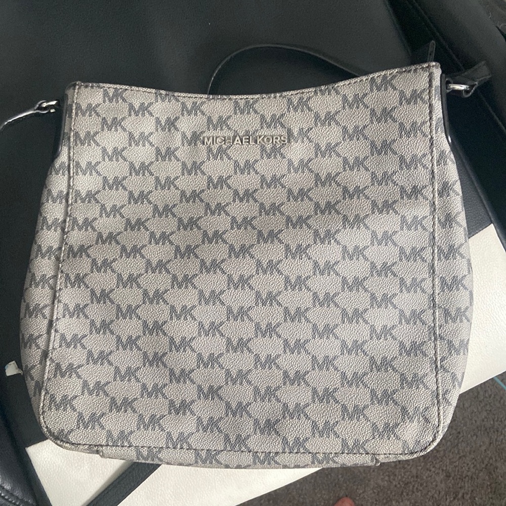Hello!!! Great condition Michael Kor purse!!!